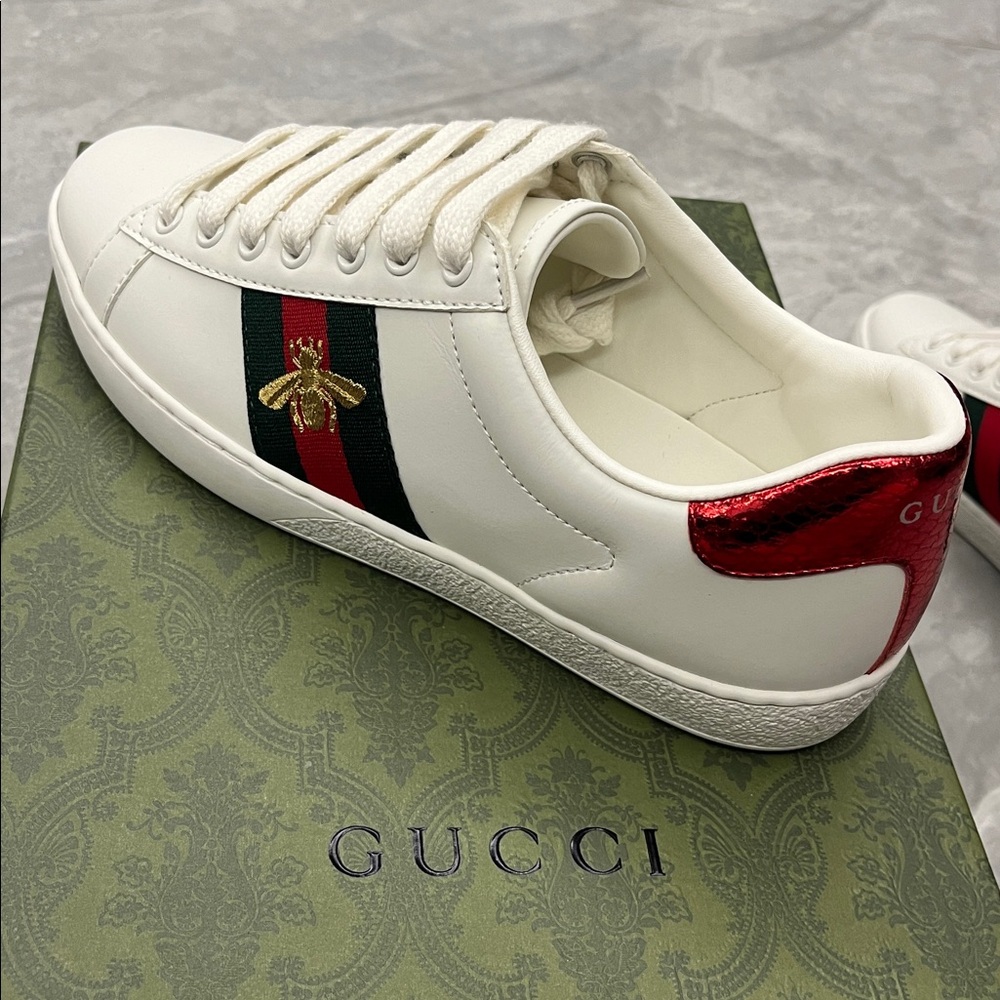 Gucci White Low-Top Women’s Sneakers with Green and Red Stripe - Picture 3 of 5